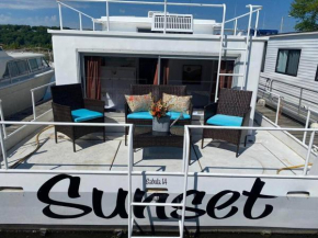 Unique and Serene Sunset Houseboat for 4